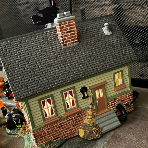 SOLD!!! Dept 56 Halloween "1031 Trick or Treat Drive" Retired - Picture 7 of 17